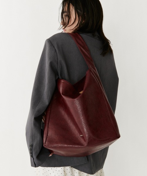 VION(ヴィオン)の「スラウチーレザーバッグ / Slouchy Leather Bag(トートバッグ・レディース・ブラック/レッド・FREE)」の2枚目の写真