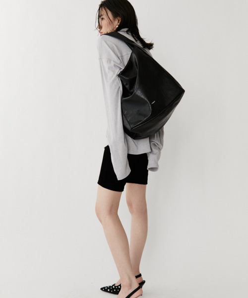 VION(ヴィオン)の「スラウチーレザーバッグ / Slouchy Leather Bag(トートバッグ・レディース・ブラック/レッド・FREE)」の9枚目の写真