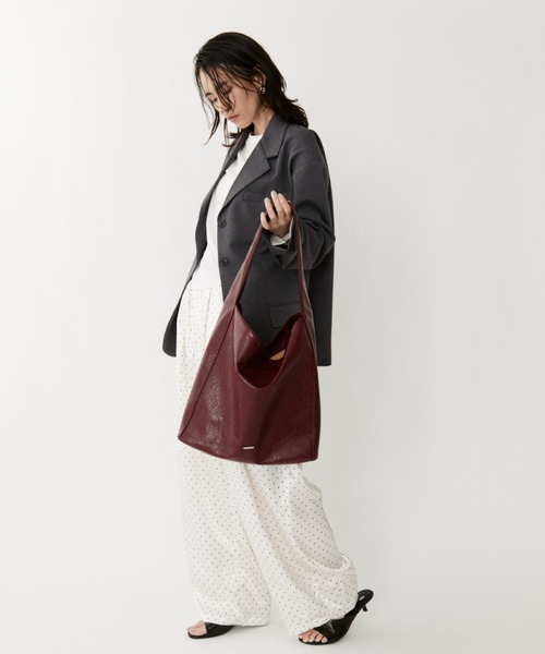 VION(ヴィオン)の「スラウチーレザーバッグ / Slouchy Leather Bag(トートバッグ・レディース・ブラック/レッド・FREE)」の4枚目の写真