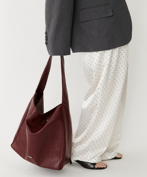 VION(ヴィオン)の「スラウチーレザーバッグ / Slouchy Leather Bag(トートバッグ・レディース・ブラック/レッド・FREE)」の5枚目の写真