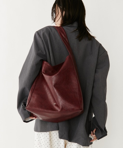 VION(ヴィオン)の「スラウチーレザーバッグ / Slouchy Leather Bag(トートバッグ・レディース・ブラック/レッド・FREE)」の3枚目の写真