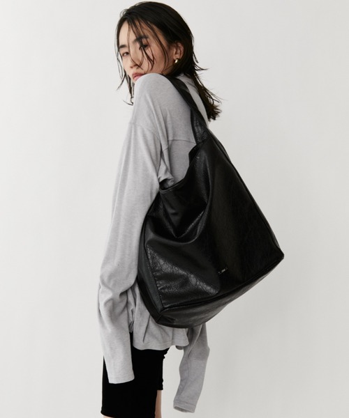 VION(ヴィオン)の「スラウチーレザーバッグ / Slouchy Leather Bag(トートバッグ・レディース・ブラック/レッド・FREE)」の8枚目の写真