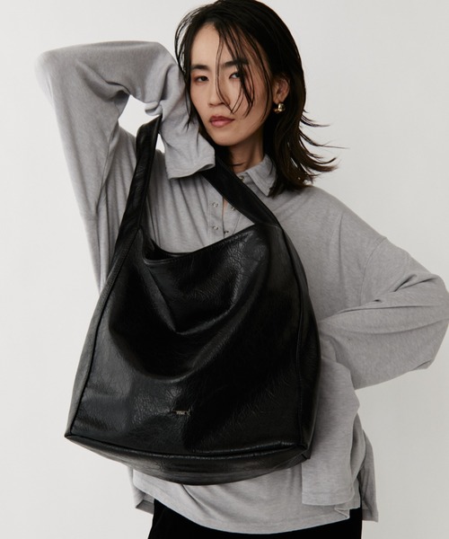 VION(ヴィオン)の「スラウチーレザーバッグ / Slouchy Leather Bag(トートバッグ・レディース・ブラック/レッド・FREE)」の7枚目の写真