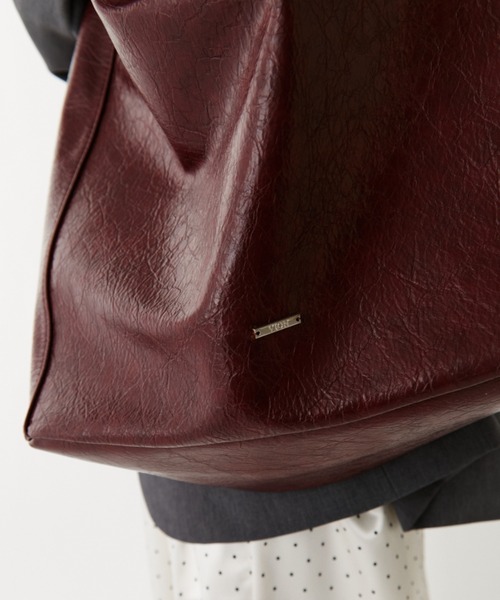 VION(ヴィオン)の「スラウチーレザーバッグ / Slouchy Leather Bag(トートバッグ・レディース・ブラック/レッド・FREE)」の6枚目の写真