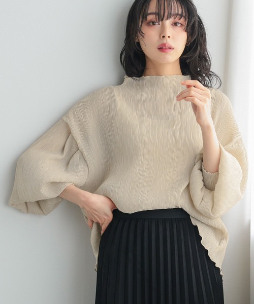 itto...(イット)の「ランダムプリーツボトルネックトップス(シャツ/ブラウス・レディース・ブルー/スモークピンク/アイボリー/ブラック・M)」の1枚目の写真