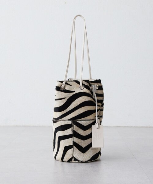 marco masi(マルコマージ)の「【MARCO MASI】ヘアレザーワッペン巾着(ショルダーバッグ・レディース・ホワイト/キャメル・FREE)」の11枚目の写真