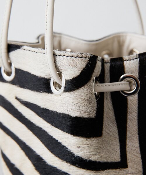 marco masi(マルコマージ)の「【MARCO MASI】ヘアレザーワッペン巾着(ショルダーバッグ・レディース・ホワイト/キャメル・FREE)」の12枚目の写真