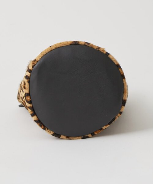 marco masi(マルコマージ)の「【MARCO MASI】ヘアレザーワッペン巾着(ショルダーバッグ・レディース・ホワイト/キャメル・FREE)」の21枚目の写真