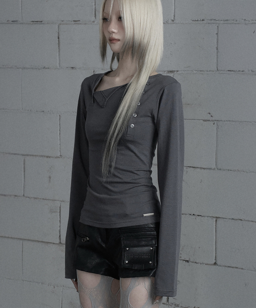 ETRE AU SOMMET（エトレオソメ）の「Two-Line Button Long Sleeve (Dark Gray)（Tシャツ/カットソー・レディース・ダークグレー・FREE）」の2枚目の写真