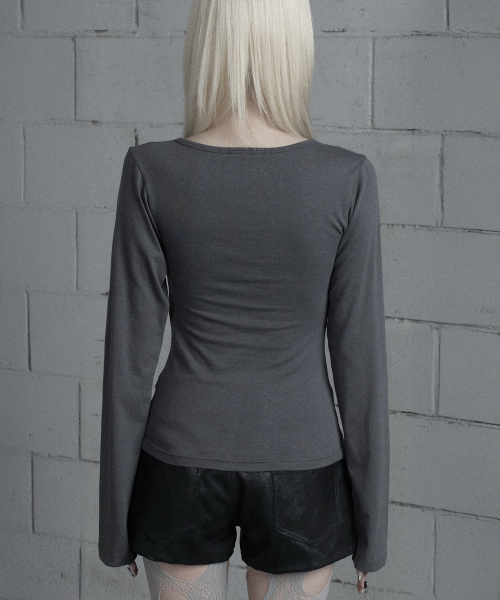 ETRE AU SOMMET（エトレオソメ）の「Two-Line Button Long Sleeve (Dark Gray)（Tシャツ/カットソー・レディース・ダークグレー・FREE）」の3枚目の写真