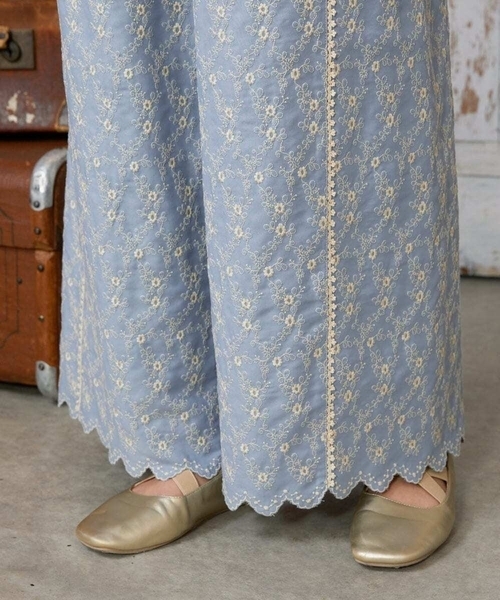Jocomomola（ホコモモラ）の「フラワースカラップ総刺繍ワイドパンツ（その他パンツ・レディース・ブルー/ブラック・40）」の11枚目の写真