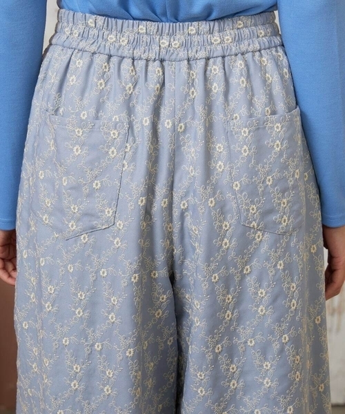 Jocomomola（ホコモモラ）の「フラワースカラップ総刺繍ワイドパンツ（その他パンツ・レディース・ブルー/ブラック・40）」の10枚目の写真
