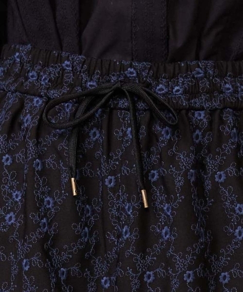 Jocomomola（ホコモモラ）の「フラワースカラップ総刺繍ワイドパンツ（その他パンツ・レディース・ブルー/ブラック・40）」の6枚目の写真