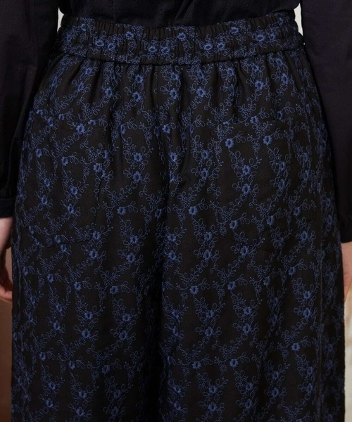 Jocomomola（ホコモモラ）の「フラワースカラップ総刺繍ワイドパンツ（その他パンツ・レディース・ブルー/ブラック・40）」の5枚目の写真