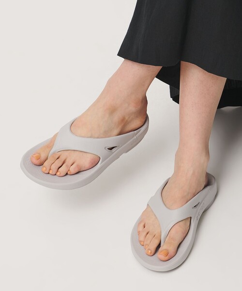 OOFOS(ウーフォス)の「<OOFOS>OOriginal サンダル(サンダル・レディース・ライトグレー/ブラック・25cm/24cm/23cm)」の3枚目の写真