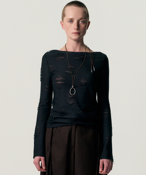 KIMZISU（キムジス）の「Distressed Cowl Neck T-shirt_BLACK（Tシャツ/カットソー・レディース・ブラック・LARGE/MEDIUM/SMALL）」の2枚目の写真