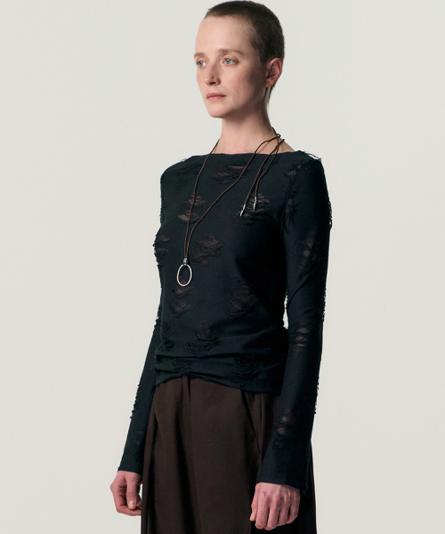 KIMZISU（キムジス）の「Distressed Cowl Neck T-shirt_BLACK（Tシャツ/カットソー・レディース・ブラック・LARGE/MEDIUM/SMALL）」の3枚目の写真