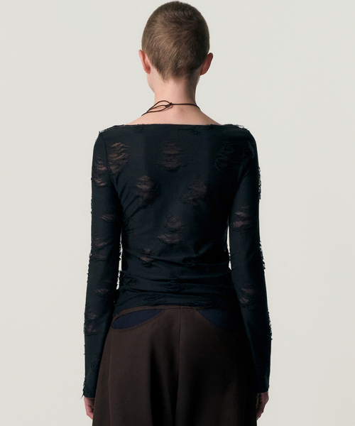 KIMZISU（キムジス）の「Distressed Cowl Neck T-shirt_BLACK（Tシャツ/カットソー・レディース・ブラック・LARGE/MEDIUM/SMALL）」の4枚目の写真