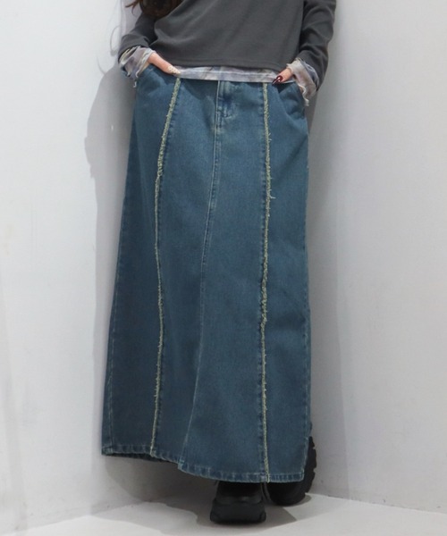 CECIL McBEE(セシルマクビー)の「9.5ozデニムフロントフリンジロングスカート(スカート・レディース・ブルー/サックスブルー/ブラック・LARGE/MEDIUM)」の3枚目の写真