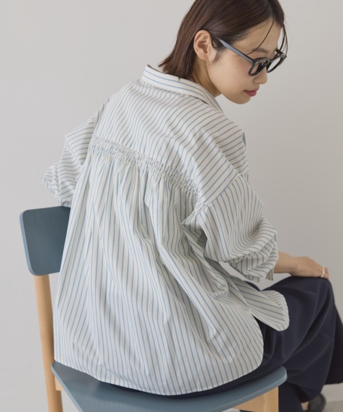 AMERICAN HOLIC(アメリカンホリック)の「【イージーケア】バックギャザースキッパーシャツ(シャツ/ブラウス・レディース・ブルー系その他4/ホワイト系その他6/ブルー系その他7・L/M)」の2枚目の写真