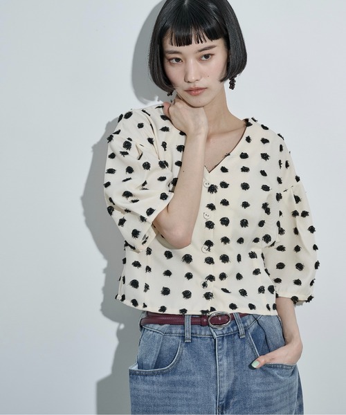 THE YOn（ザヨン）の「2wayドットジャガードタックスリーブクロップドブラウス（シャツ/ブラウス・レディース・ブラック/アイボリー・FREE）」の4枚目の写真