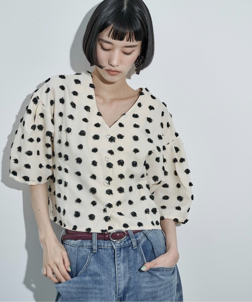 THE YOn（ザヨン）の「2wayドットジャガードタックスリーブクロップドブラウス（シャツ/ブラウス・レディース・ブラック/アイボリー・FREE）」の3枚目の写真