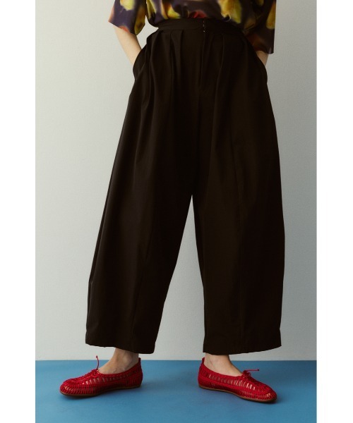 HeRIN.CYE(ヘリンドットサイ)の「Many tuck cocoon pants メニータックコクーンパンツ(その他パンツ・レディース・オフホワイト/ライトピンク/ブラック・38/36)」の4枚目の写真