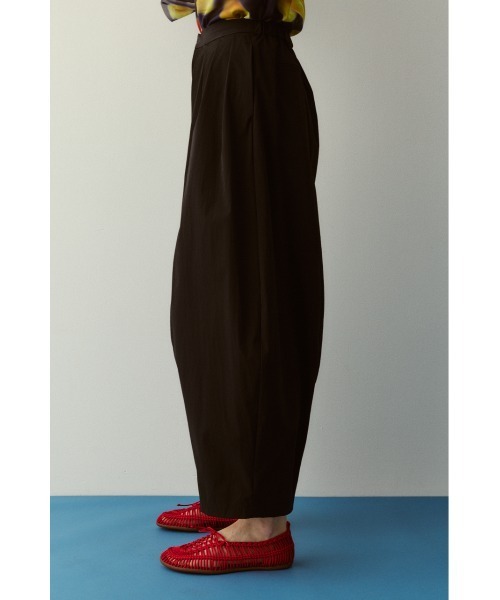 HeRIN.CYE(ヘリンドットサイ)の「Many tuck cocoon pants メニータックコクーンパンツ(その他パンツ・レディース・オフホワイト/ライトピンク/ブラック・38/36)」の5枚目の写真