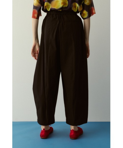 HeRIN.CYE(ヘリンドットサイ)の「Many tuck cocoon pants メニータックコクーンパンツ(その他パンツ・レディース・オフホワイト/ライトピンク/ブラック・38/36)」の6枚目の写真
