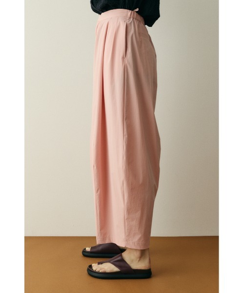 HeRIN.CYE(ヘリンドットサイ)の「Many tuck cocoon pants メニータックコクーンパンツ(その他パンツ・レディース・オフホワイト/ライトピンク/ブラック・38/36)」の8枚目の写真