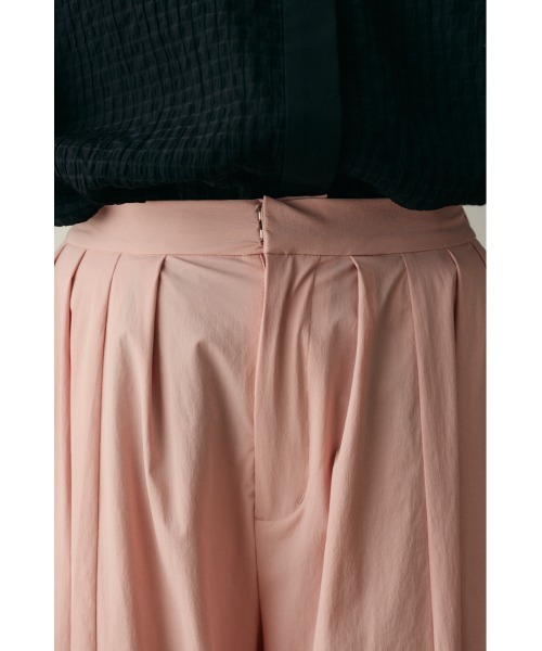 HeRIN.CYE(ヘリンドットサイ)の「Many tuck cocoon pants メニータックコクーンパンツ(その他パンツ・レディース・オフホワイト/ライトピンク/ブラック・38/36)」の10枚目の写真