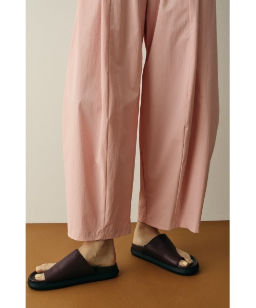 HeRIN.CYE(ヘリンドットサイ)の「Many tuck cocoon pants メニータックコクーンパンツ(その他パンツ・レディース・オフホワイト/ライトピンク/ブラック・38/36)」の14枚目の写真