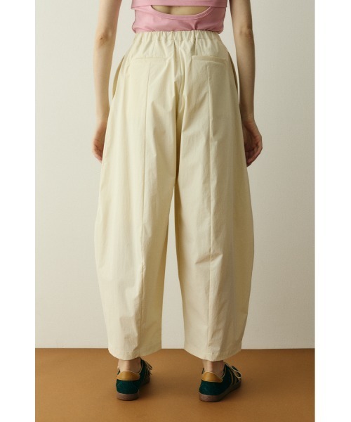 HeRIN.CYE(ヘリンドットサイ)の「Many tuck cocoon pants メニータックコクーンパンツ(その他パンツ・レディース・オフホワイト/ライトピンク/ブラック・38/36)」の17枚目の写真