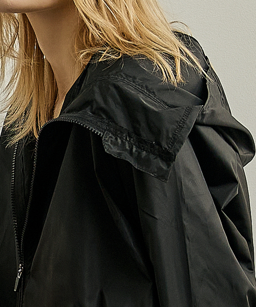 DEVIWEAR(デヴィウェア)の「女性ヨガウェア DEVI-O0021-ブラック ピラティス シマー クロップ ジップアップジャケット(ナイロンジャケット・レディース・ブラック・MEDIUM/SMALL)」の4枚目の写真