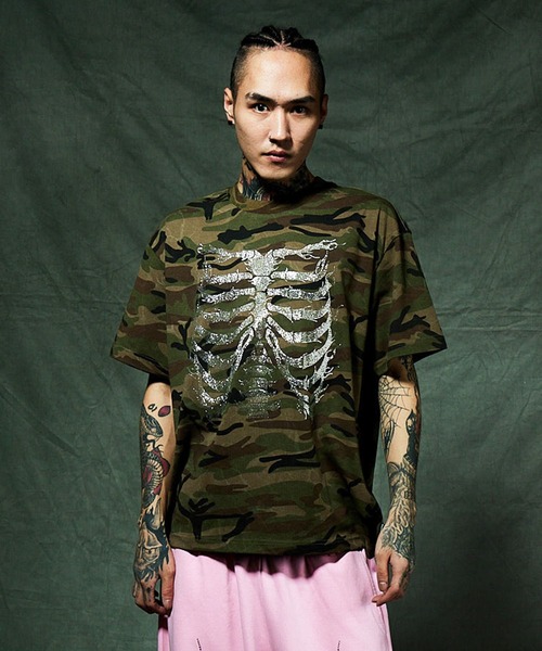 SUPPLIER(サプライヤー)の「Tシャツ|Rhinestone Fire Bones Tee|SUPPLIER(Tシャツ/カットソー・メンズ・ブラック/グリーン系カモフラージュ・MEDIUM/SMALL/X-LARGE/LARGE)」の1枚目の写真