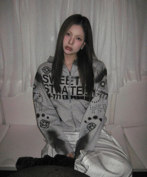 YOUHEE（ユヒ）の「LUCKY SWEET GRAPHIC HOOD ZIP-UP_MELANGE GREY（パーカー・レディース・その他・FREE）」の5枚目の写真