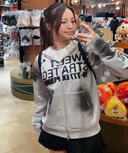 YOUHEE（ユヒ）の「LUCKY SWEET GRAPHIC HOOD ZIP-UP_MELANGE GREY（パーカー・レディース・その他・FREE）」の4枚目の写真