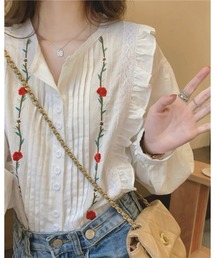 ピンタック＆フロントフリル 花柄刺繍ブラウス