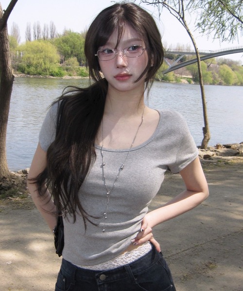 modimood（モディムード）の「[MADE] MOMU BASIC Uネック半袖Tシャツ（Tシャツ/カットソー・レディース・ホワイト/ネイビー/ミント/グレー/ブラック・1/2）」の3枚目の写真