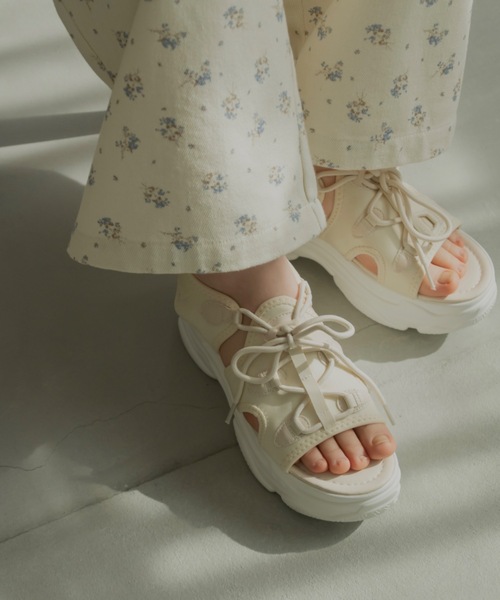 JUMELLE(ジュメロ)の「レースアップスニーカーサンダル(サンダル・レディース・ブラック/オフホワイト・SMALL/MEDIUM/LARGE)」の1枚目の写真
