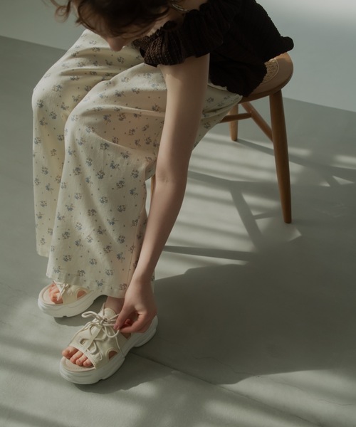 JUMELLE(ジュメロ)の「レースアップスニーカーサンダル(サンダル・レディース・ブラック/オフホワイト・SMALL/MEDIUM/LARGE)」の3枚目の写真