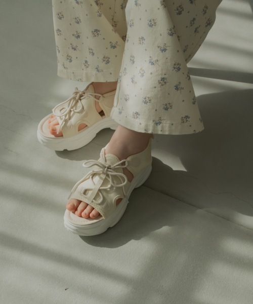JUMELLE(ジュメロ)の「レースアップスニーカーサンダル(サンダル・レディース・ブラック/オフホワイト・SMALL/MEDIUM/LARGE)」の4枚目の写真