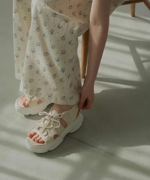 JUMELLE(ジュメロ)の「レースアップスニーカーサンダル(サンダル・レディース・ブラック/オフホワイト・SMALL/MEDIUM/LARGE)」の5枚目の写真