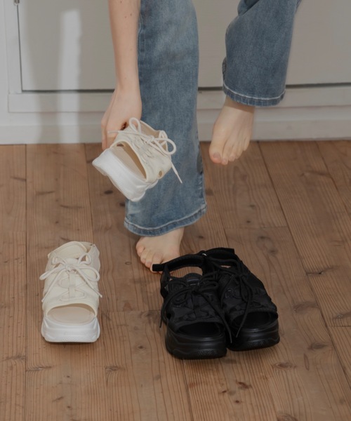 JUMELLE(ジュメロ)の「レースアップスニーカーサンダル(サンダル・レディース・ブラック/オフホワイト・SMALL/MEDIUM/LARGE)」の11枚目の写真