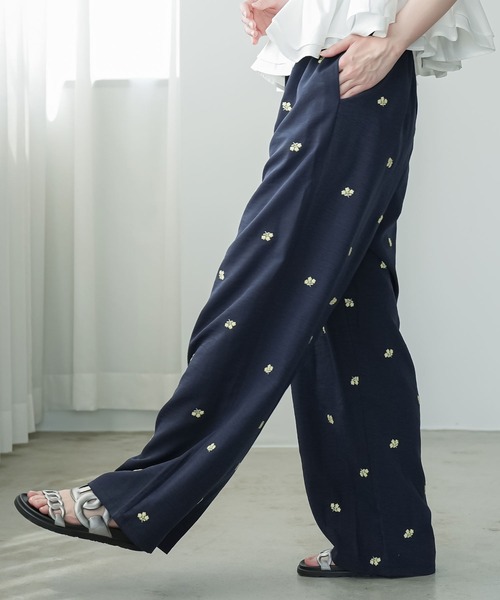 mili an deni(ミリアンデニ)の「花柄刺繍イージーパンツ(その他パンツ・レディース・オフホワイト/ブラック/ネイビー・M)」の3枚目の写真