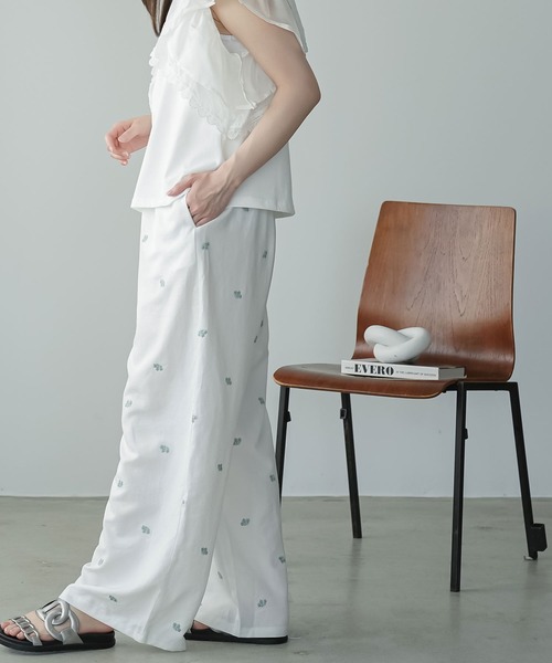 mili an deni(ミリアンデニ)の「花柄刺繍イージーパンツ(その他パンツ・レディース・オフホワイト/ブラック/ネイビー・M)」の11枚目の写真