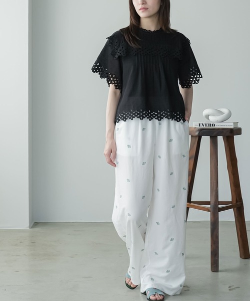 mili an deni(ミリアンデニ)の「花柄刺繍イージーパンツ(その他パンツ・レディース・オフホワイト/ブラック/ネイビー・M)」の7枚目の写真