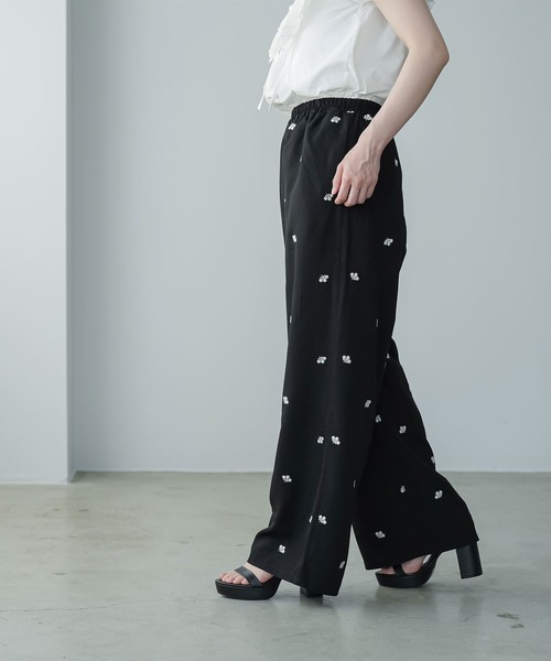mili an deni(ミリアンデニ)の「花柄刺繍イージーパンツ(その他パンツ・レディース・オフホワイト/ブラック/ネイビー・M)」の6枚目の写真