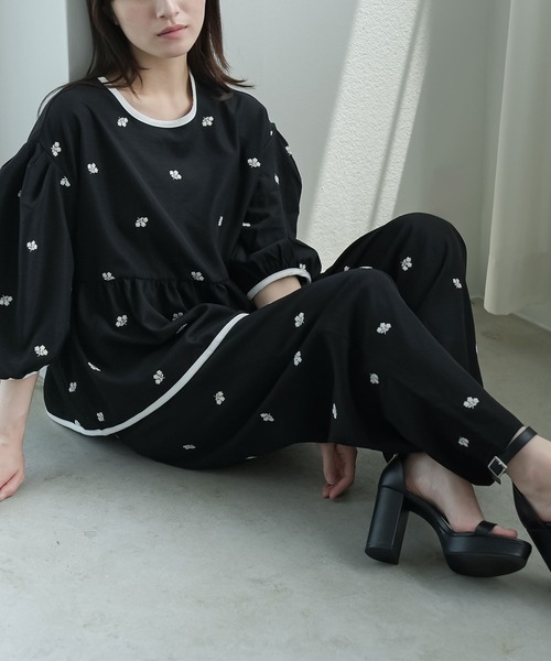 mili an deni(ミリアンデニ)の「花柄刺繍イージーパンツ(その他パンツ・レディース・オフホワイト/ブラック/ネイビー・M)」の5枚目の写真
