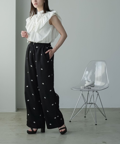 mili an deni(ミリアンデニ)の「花柄刺繍イージーパンツ(その他パンツ・レディース・オフホワイト/ブラック/ネイビー・M)」の4枚目の写真
